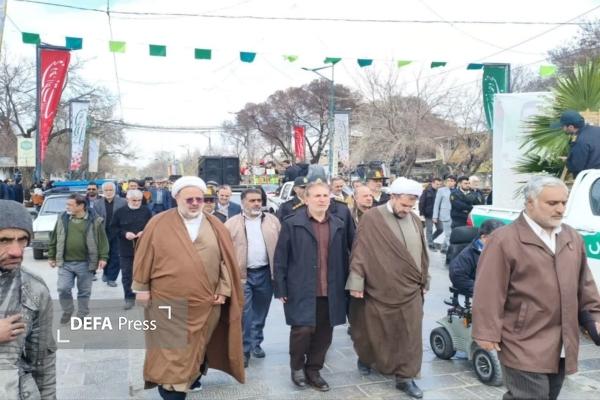 پیکر شهید «کشاورز راد» بر دستان مردم تشییع شد پیکر شهید «کشاورز راد» بر دستان مردم تشییع شد