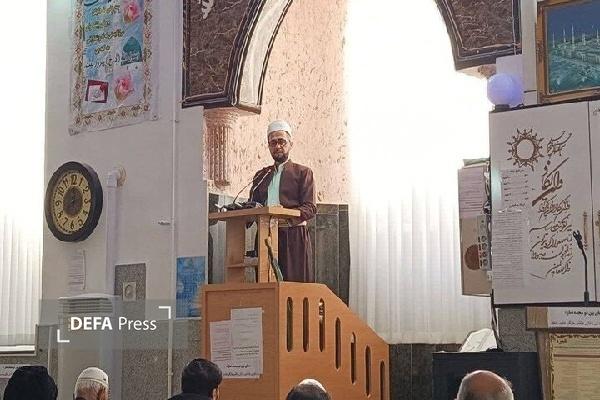 کرامت حقیقی انسان تنها در سایه عبادت و بندگی خدا معنا پیدا می‌کند