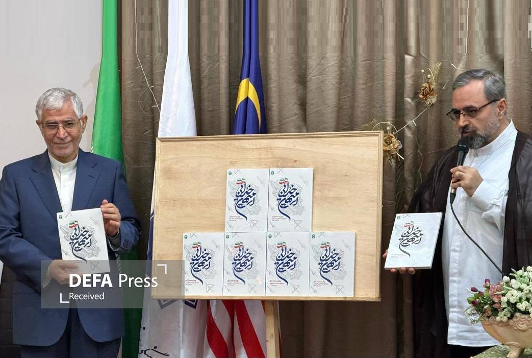 رونمایی از کتاب «ای میهن خدایی» در کوالالامپور رونمایی از کتاب «ای میهن خدایی» در کوالالامپور