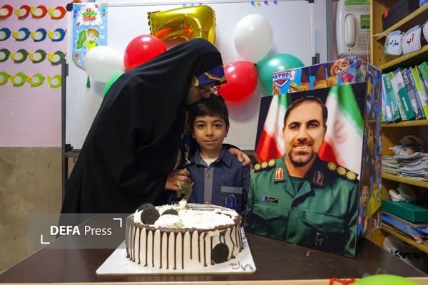 کلاس درسی که بوی ایثار گرفت؛ تولد فرزند شهید مرآتی در مدرسه کلاس درسی که بوی ایثار گرفت؛ تولد فرزند شهید مرآتی در مدرسه