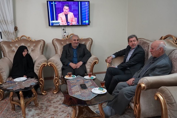 استاندار اصفهان با مادر شهیدان مصطفوی دیدار کرد