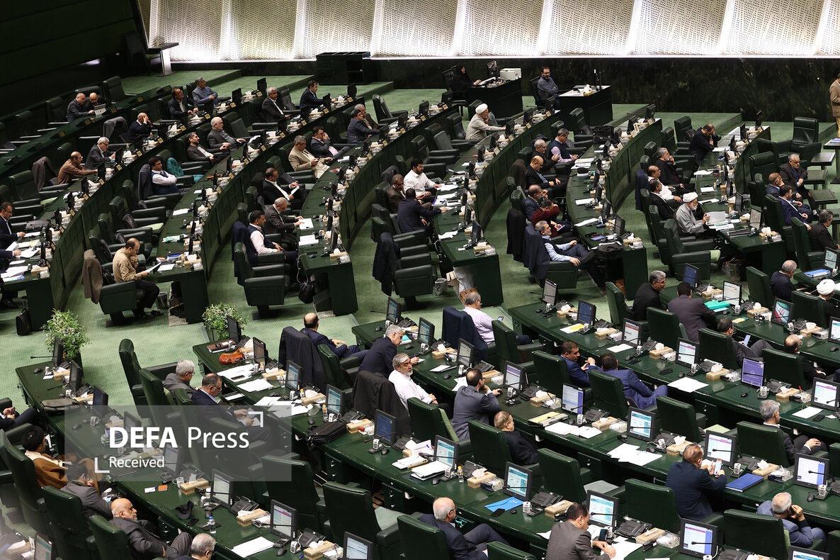 تصویب حداقل عوارض کالاهای آسیبرسان و تعیین سقف ۲۰ میلیارد یورویی فاینانس خارجی در بودجه ۱۴۰۵ تصویب حداقل عوارض کالاهای آسیبرسان و تعیین سقف ۲۰ میلیارد یورویی فاینانس خارجی در بودجه ۱۴۰۵