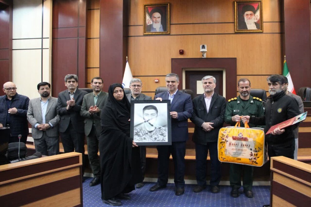 تجلیل از برگزیدگان و خانواده شهید امنیت در اختتامیه ششمین جشنواره رسانهای ابوذر استان مرکزی تجلیل از برگزیدگان و خانواده شهید امنیت در اختتامیه ششمین جشنواره رسانهای ابوذر استان مرکزی