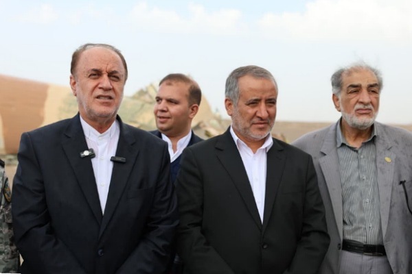 تصاویر/ بازدید مقامات ارشد از لاشه هواپیماهای آمریکایی در طبس