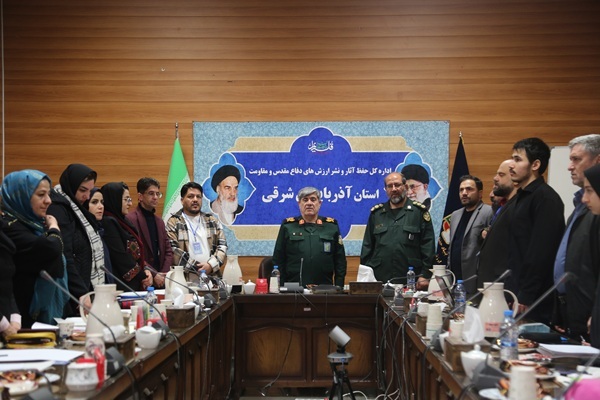 تصاویر/ کارگاه تخصصی کارتون و پوستر دفاع مقدس در تبریز برگزار شد