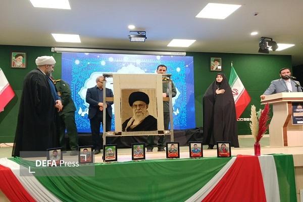 تجلیل از خادمین نمایشگاه در لباس سربازی در ساری