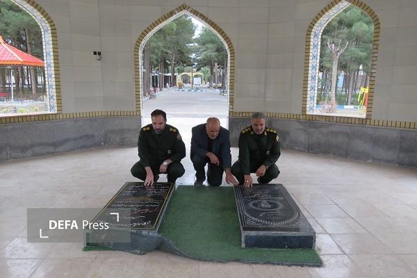 ادای احترام مدیرکل حفظ آثار و نشر ارزش‌های دفاع مقدس و مقاومت خراسان رضوی به شهدای دفاع مقدس شهر رشتخوار+ تصاویر