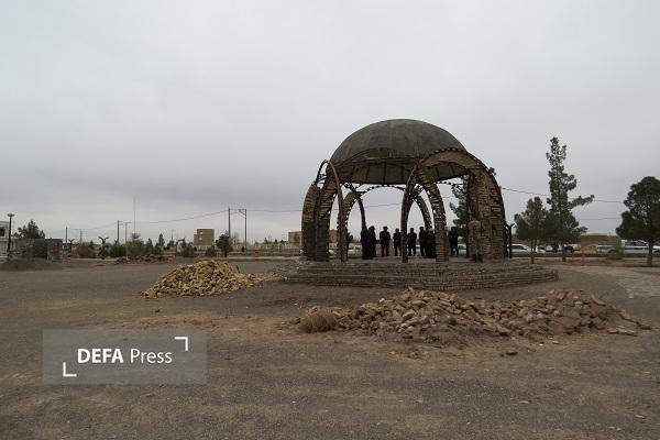 بازدید سرهنگ جوان از یادمان شهید گمنام شهر جنگل+ تصاویر