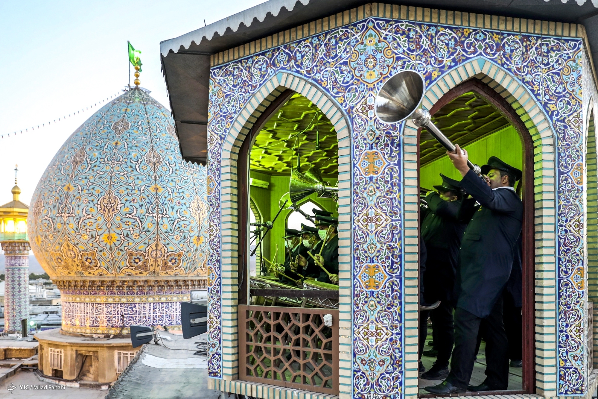 فیلم/غبارروبی ضریح شاهچراغ(ع) به استقبال بهار قرآن