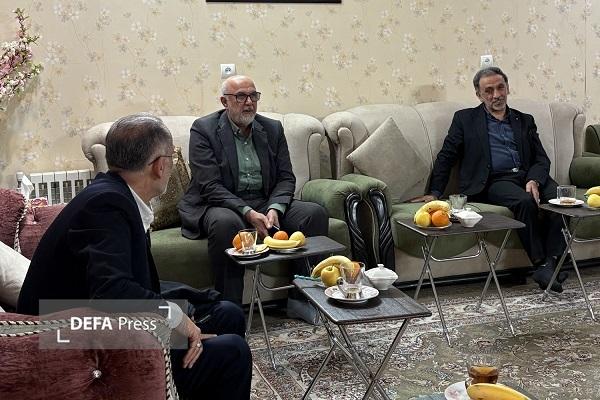دیدار جمعی از فرماندهان و پیشکسوتان دفاع مقدس با جانباز سرافراز «علی یزدانپناه» دیدار جمعی از فرماندهان و پیشکسوتان دفاع مقدس با جانباز سرافراز «علی یزدانپناه»