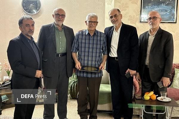 دیدار جمعی از فرماندهان و پیشکسوتان دفاع مقدس با جانباز سرافراز «علی یزدانپناه» دیدار جمعی از فرماندهان و پیشکسوتان دفاع مقدس با جانباز سرافراز «علی یزدانپناه»