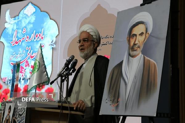 نماینده ولی‌فقیه در کردستان: امروز باید در برابر ظلم مستکبران عالم ایستاد