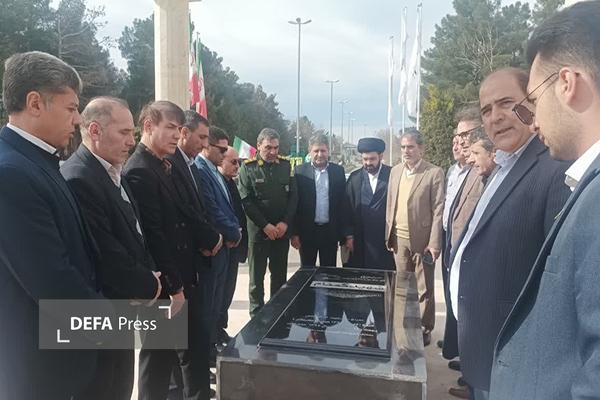 بازدید میدانی مدیرکل حفظ آثار و نشر ارزش‌های دفاع مقدس اردبیل و مقاومت از یادمان شهید گمنام دانشگاه آزاد پارس‌آباد