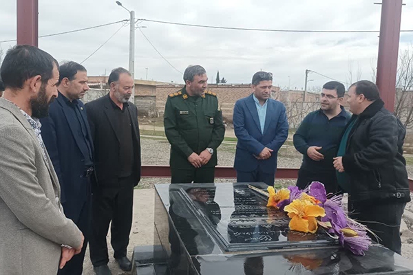 بازدید سرهنگ حبیب‌زاده از یادمان شهید گمنام منطقه ایران‌آباد