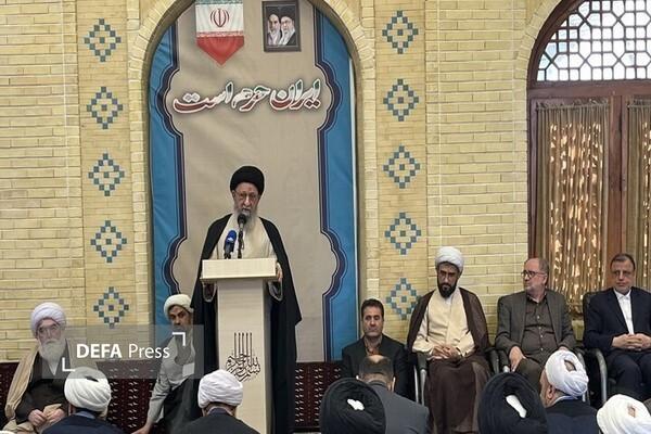 روحانیون باید با صداقت و خدمتگزاری، جامعه را به معنویت هدایت کند روحانیون باید با صداقت و خدمتگزاری، جامعه را به معنویت هدایت کند