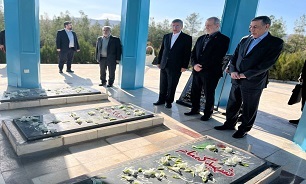 رئیس جمهور به مقام شهدای لرستان ادای احترام کرد