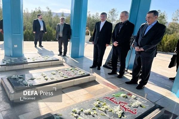 رئیس جمهور به مقام شهدای لرستان ادای احترام کرد رئیس جمهور به مقام شهدای لرستان ادای احترام کرد