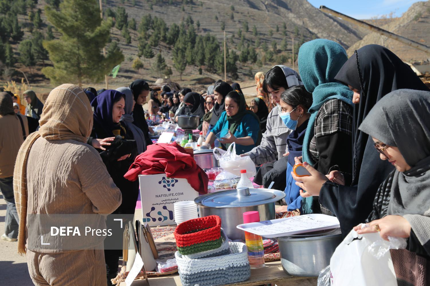 تصاویر/ برگزاری بازارچه دانش آموزی در محوطه موزه دفاع مقدس و مقاومت خراسان شمالی