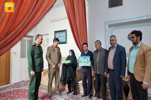 تجلیل از مقام خانواده شهدای غریب در یزد+ فیلم