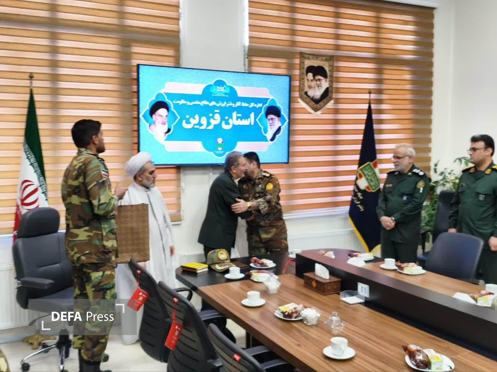 فرمانده تیپ ۱۱۶ ارتش قزوین بر اتحاد نیروهای مسلح و هوشیاری مردم در برابر دشمنان تأکید کرد فرمانده تیپ ۱۱۶ ارتش قزوین بر اتحاد نیروهای مسلح و هوشیاری مردم در برابر دشمنان تأکید کرد