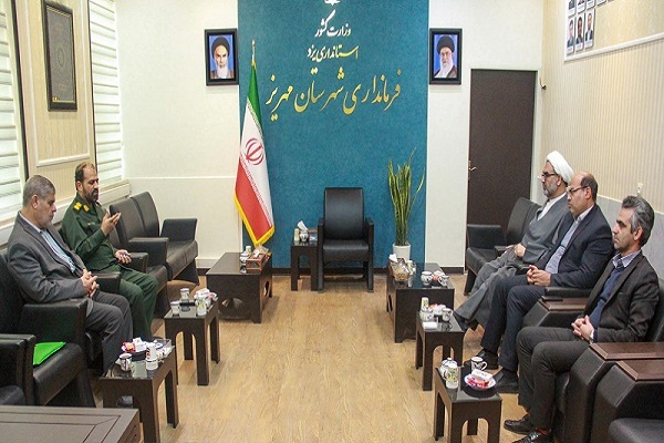 تصاویر/جلسه بررسی اقدامات شهرستان مهریز در حوزه دفاع مقدس با حضور سرهنگ «حرزاده»