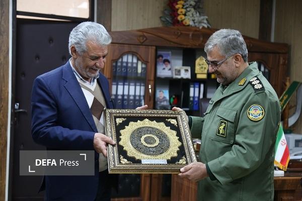 خانواده شهدا و ایثارگران سهامداران اصلی انقلاب اسلامی هستند