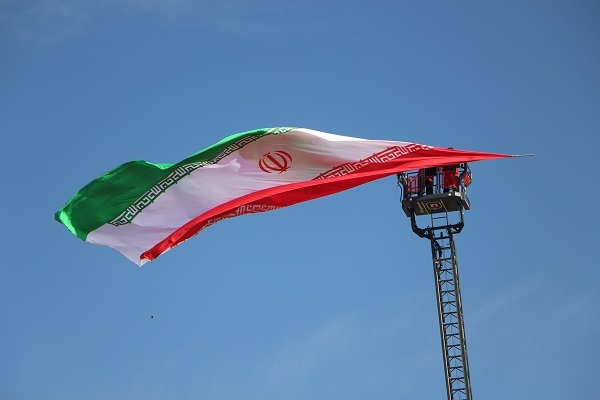 تصاویر/اهتزار پرچم سه رنگ ایران اسلامی بر فراز میدان امام حسین (ع) یزد