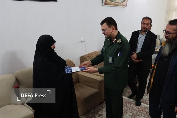 دیدار فرمانده سپاه استان سمنان با خانواده شهیدان امنیت حجت‌الله نصرتی و حسین حمامیان در شاهرود+عکس