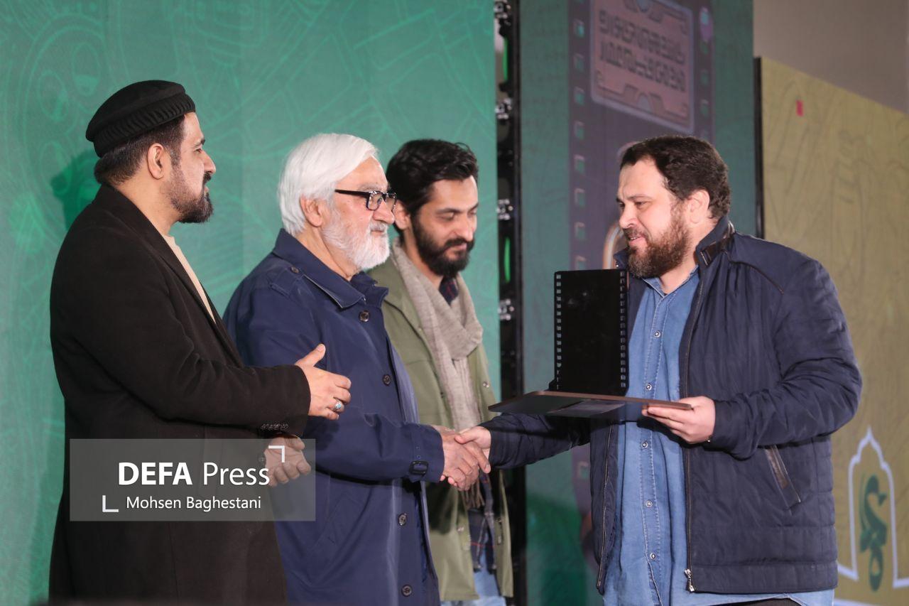 تجلیل خانواده سپهبد رشید از «بهروز افخمی»/ جایزه ویژه «خنجر یمنی» به خالق «اخوان الصدق» رسید تجلیل خانواده سپهبد رشید از «بهروز افخمی»/ جایزه ویژه «خنجر یمنی» به خالق «اخوان الصدق» رسید