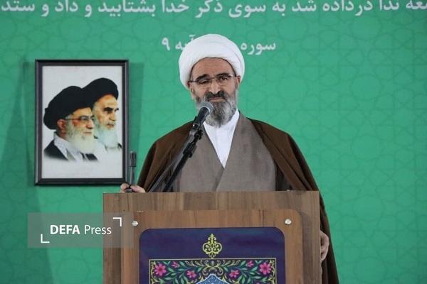 ملت ایران در برابر توطئه‌ها و تهدیدها عقب‌نشینی نمی‌کند