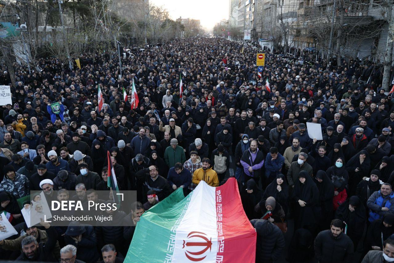 موج جمعیت سوگوار به سمت میدان انقلاب تهران در حال حرکت هستند موج جمعیت سوگوار به سمت میدان انقلاب تهران در حال حرکت هستند