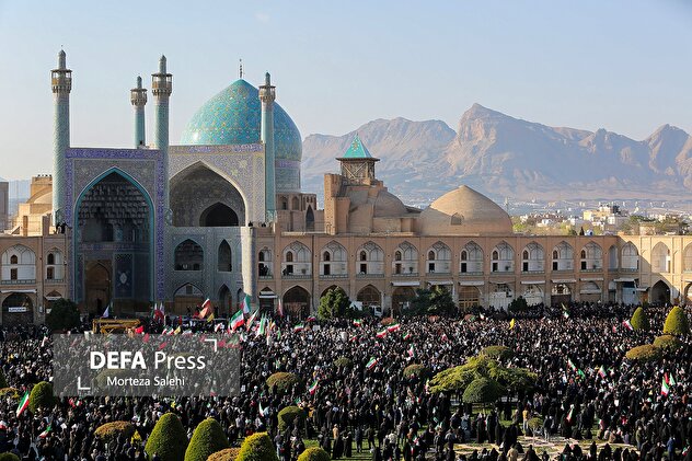 حضور مردم سوگوار اصفهان در پی شهادت حضرت آیت الله خامنه ای (ره)