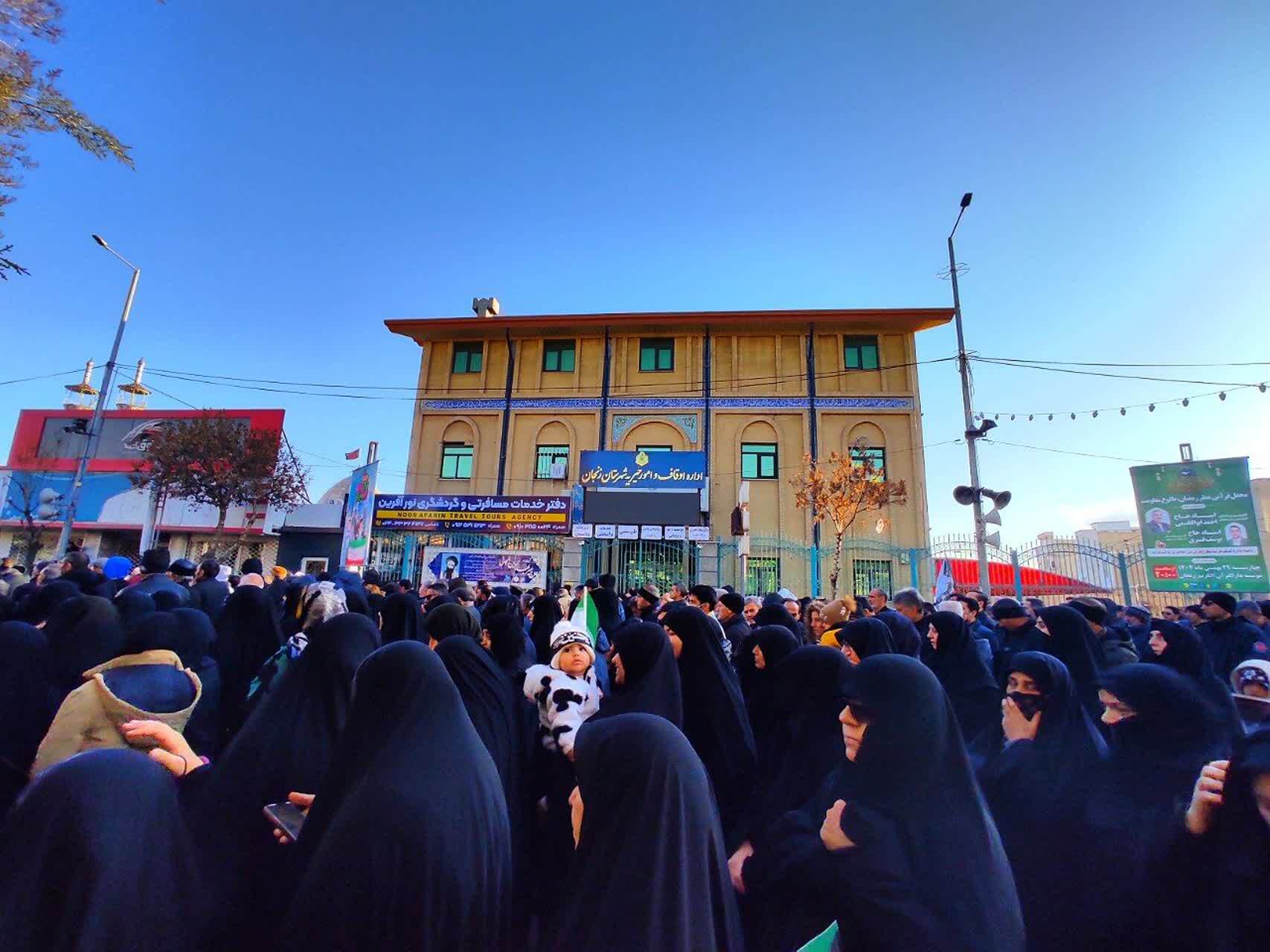 تصاویر/خروش عظیم مردم زنجان همزمان با شهادت امام خامنه‌ای (ره)