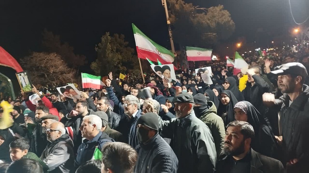 تصاویر۱/ خروش مردم اراک در اولین شب انتقام خون رهبر شهید انقلاب اسلامی