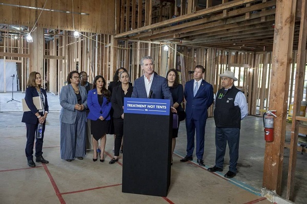 فرماندار کالیفرنیا خواستار تبیین علت استفاده از بمب‌ها علیه کودکان شد