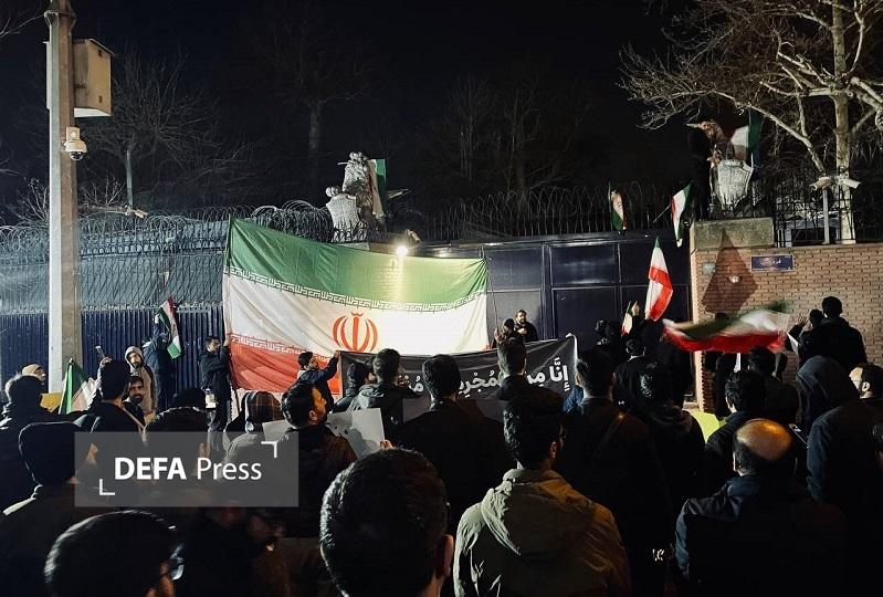 تجمع شبانه دانشجویان امیرکبیر در برابر سفارت روباه پیر