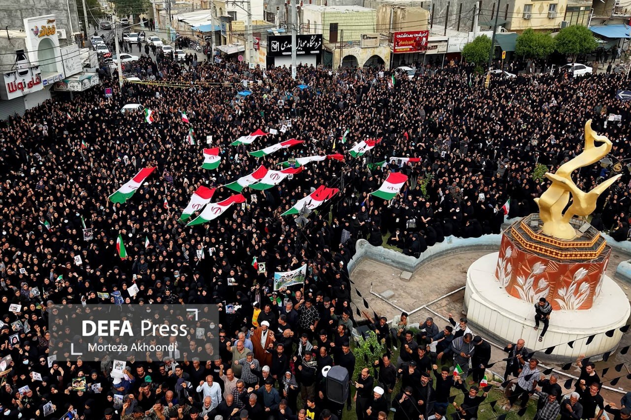 تشییع پیکر ۱۶۸ دانش‌آموز شهید مدرسه میناب+ فیلم