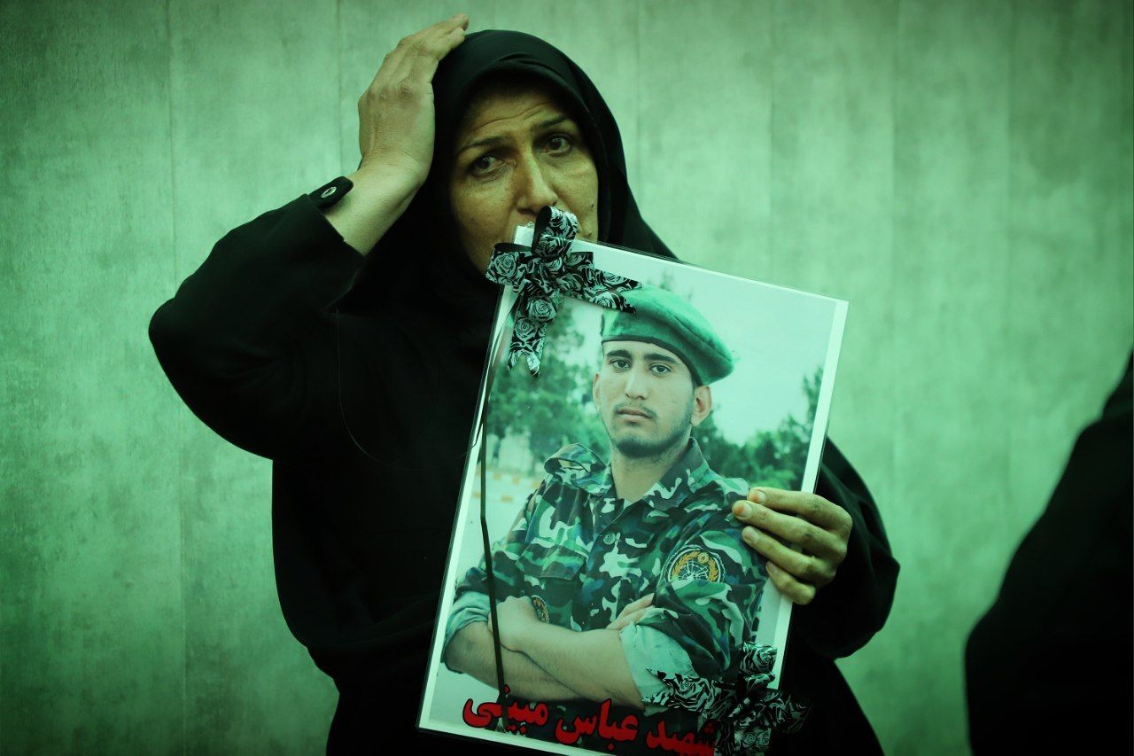 تصاویر/ آخرین دیدار خانواده با پیکر پاک شهید والامقام 