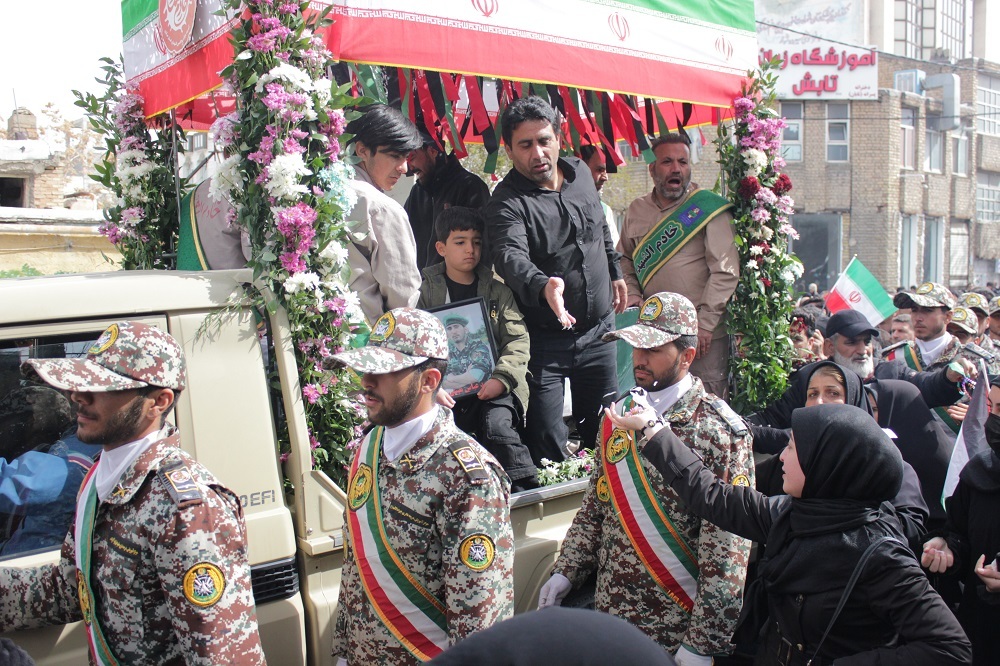 تصاویر/ مراسم تشییع پیکر مطهر سرباز شهید عباس مبینی در اراک