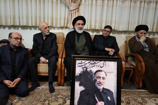 دیدار استاندار و نماینده ولی‌فقیه با خانواده معظم شهید دکتر اردشیر رئیسی