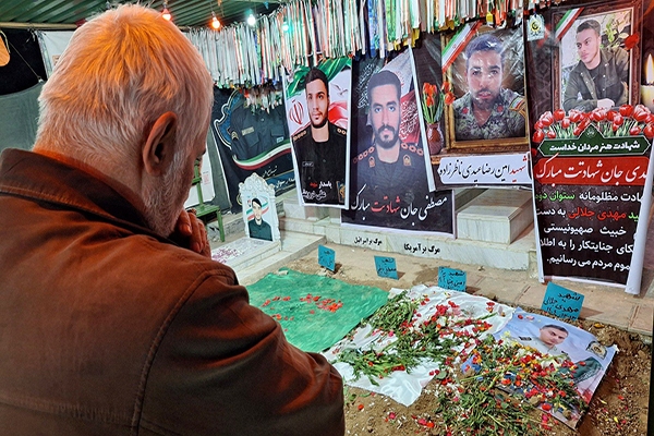 فیلم/ دلتنگی‌های برادر شهید اقتدار در گلزار شهدای اهواز