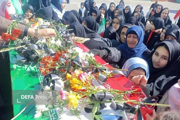 دانش‌آموزان قروه‌ای همکلاسی شهیدشان را بدرقه کردند