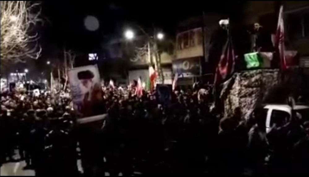 فیلم/ خروشان‌تر از هر شب در خمین در تشییع ۴ شهید به تأسی از شهید آیت‌الله خامنه‌ای