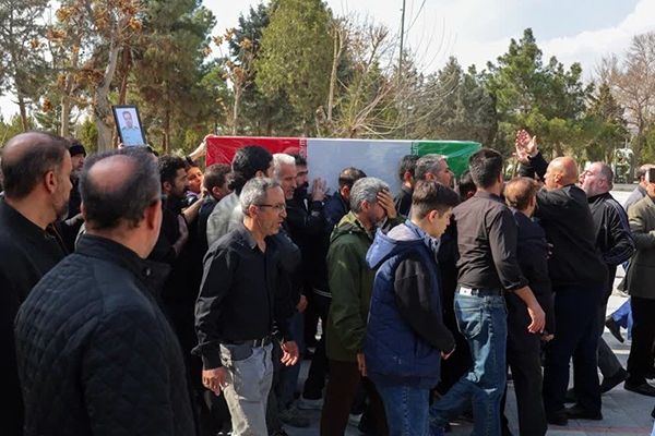 تصاویر/ تشییع پیکر شهید پرویز کریمی بر دستان مردم کرج