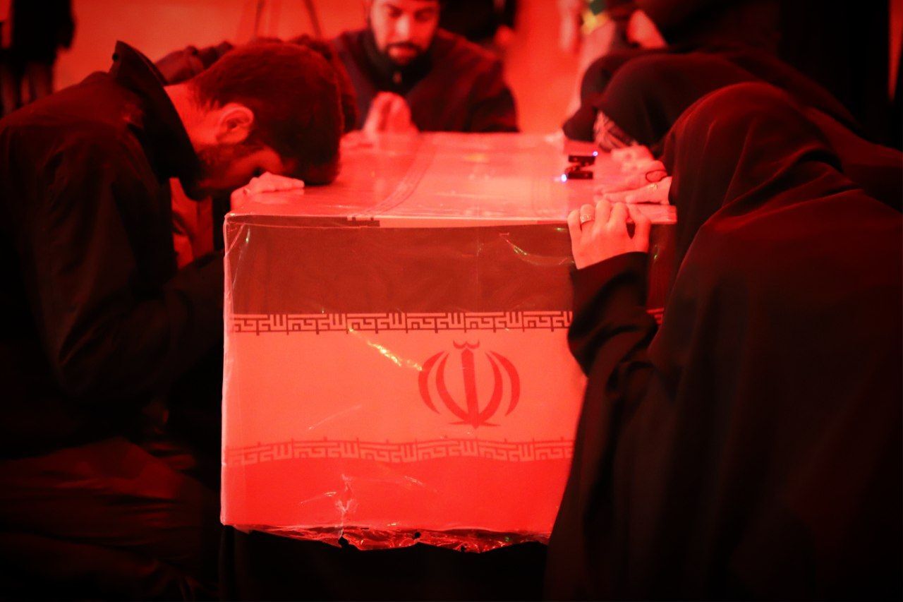 تصاویر/ آخرین دیدار خانواده‌ها با پیکر پاک شهیدان والامقام در اراک