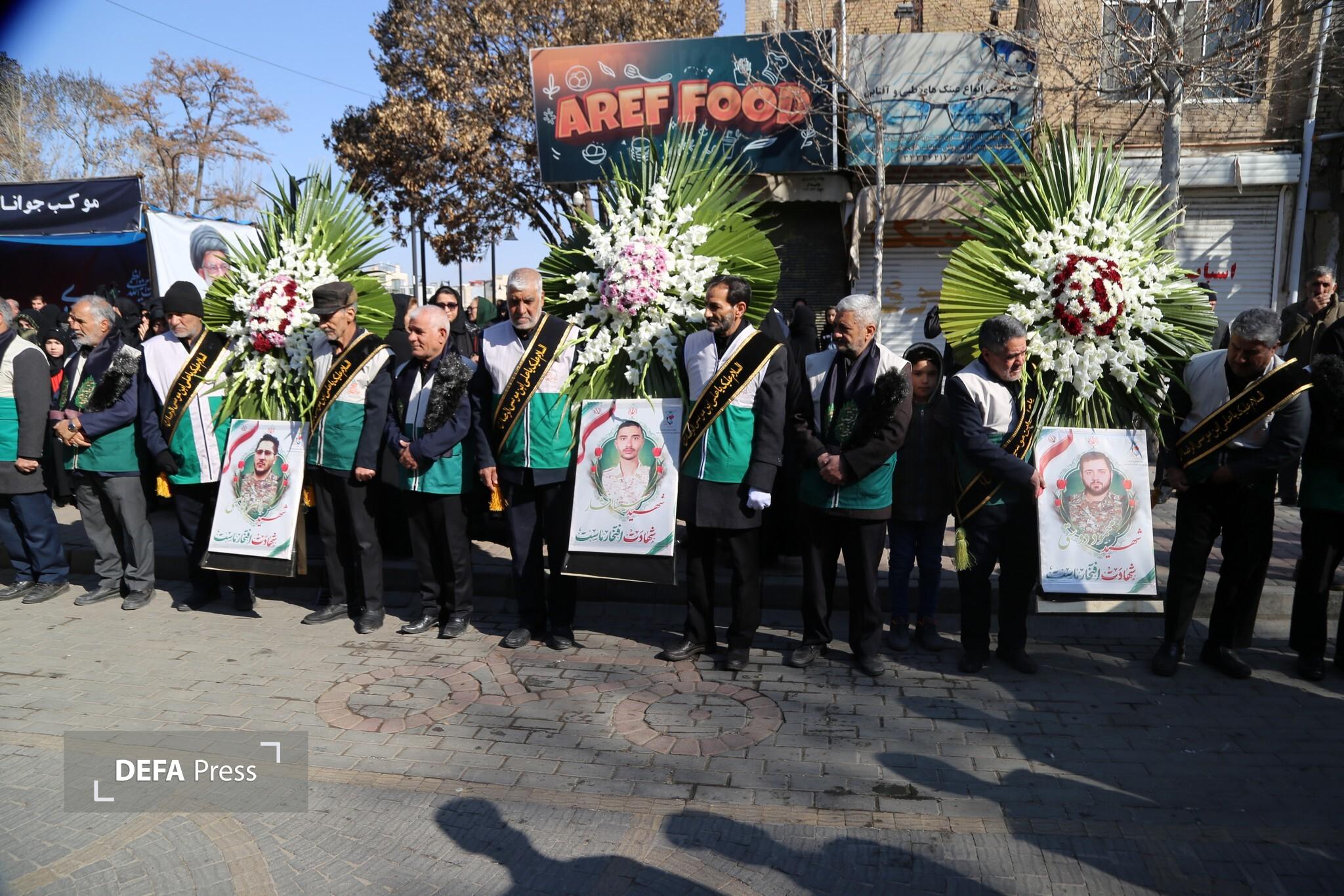 تصاویر/ تشییع پیکر ۳ شهید در زنجان‌