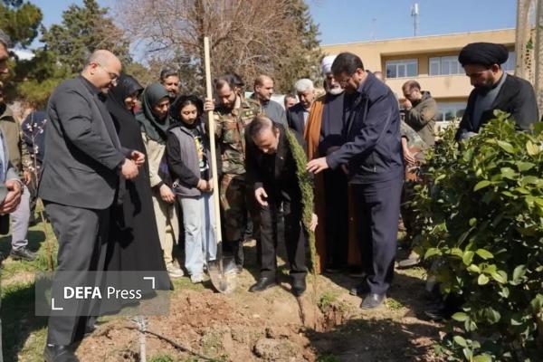 مراسم روز درختکاری در جوار یادمان شهید گمنام باغستان قزوین برگزار شد