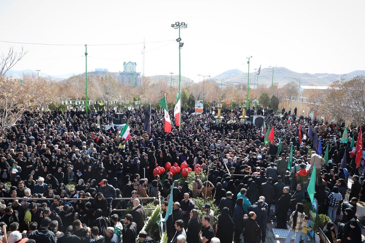 تصاویر/ مراسم خاکسپاری پیکر مطهر شهدا در گلزار شهدای کلانشهر اراک