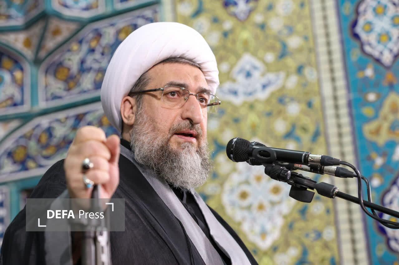 مردم با حضور در میدان اجازه جولان به دشمنان نمیدهند مردم با حضور در میدان اجازه جولان به دشمنان نمیدهند