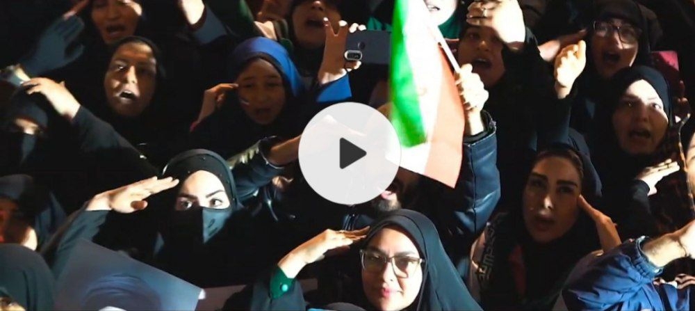 فیلم/ لحظه اهتزاز ابر پرچم ایران اسلامی در میدان شهدای اراک